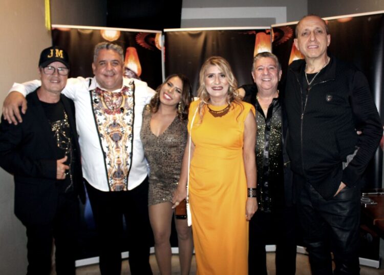 Famosos e personalidades prestigiam pocket show sertanejo Dinnal Cruz