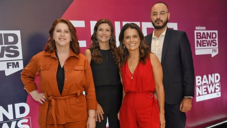A arte de ouvir e ver: Adriana Araújo lidera programa único na TV