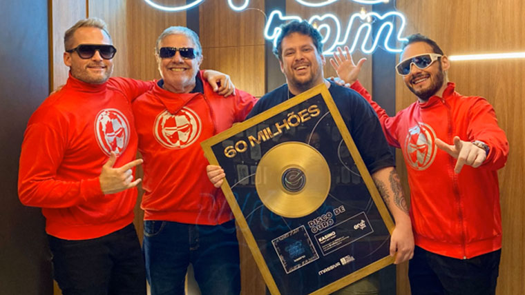 KASINO recebe Disco de Ouro por hit que marcou gerações e ultrapassa 60 milhões de streams