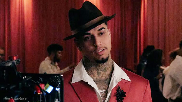 Veigh lança clipe “Talvez Você Precise de Mim” com superprodução de sua dualidade artística