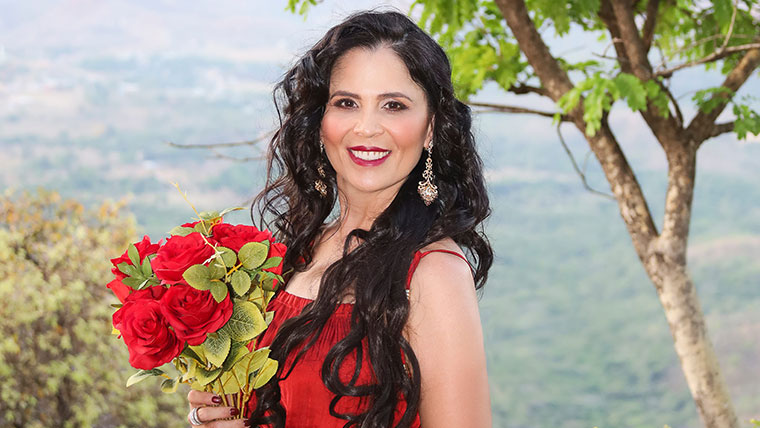 Andrea Aiko combina MPB, xote e poesia nas canções do EP “Deixa Ser Feliz”