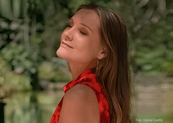 Andrea Ferrer celebra a leveza do verdadeiro amor em “Fonte Viva”