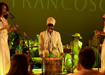 Carlinhos Brown e suas filhas, Cecília e Clara Buarque, em apresentação no Gala Trancoso