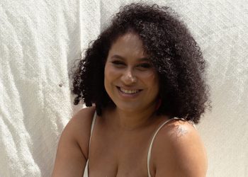 Bárbara Silva combina samba e MPB em “Naquela Nossa Conversa”