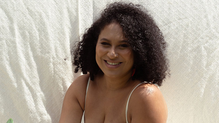 Bárbara Silva combina samba e MPB em “Naquela Nossa Conversa”