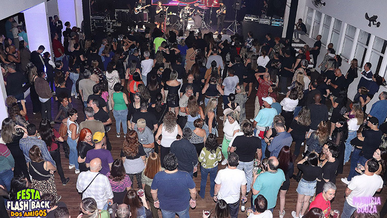 Festa flashback celebra os grandes sucessos da música no Clube Cassasp em Santana