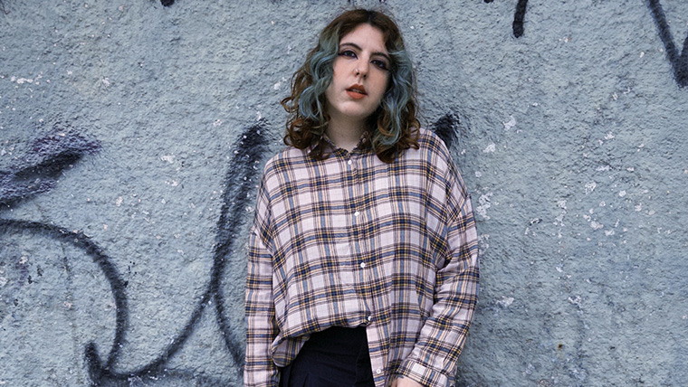 Tuany apresenta clipe de “Deito e Choro” e reforça independência no MPB Rock