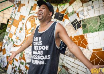 Ex-vocalista do Ki-Prazer, Ralf grava audiovisual no Vidigal no quintal onde nasceu