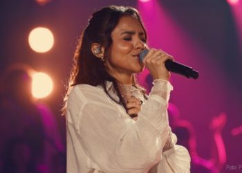Julia Vitória lança deluxe do álbum “Ao Vivo na Ópera de Arame” com canção inédita