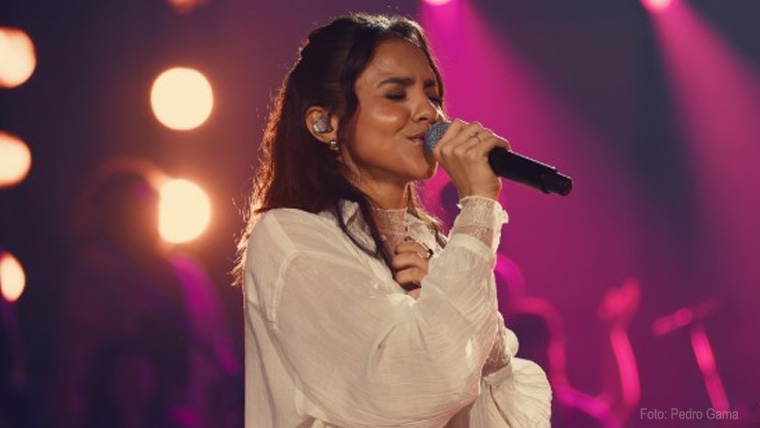 Julia Vitória lança deluxe do álbum “Ao Vivo na Ópera de Arame” com canção inédita