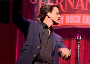 Com clássicos do rock, Rodrigo Fernandes emociona em gravação “Luxury Rock Experience”
