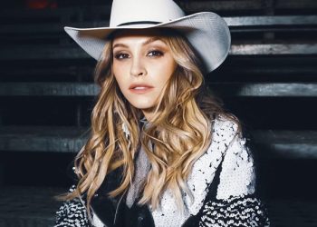 Carla Diaz relembra sua primeira comédia romântica da carreira “Rodeio Rock”