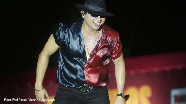 Fumaça na roupa e público em delírio: Filho do Piseiro rouba a cena na Festa do Tomate Eventos