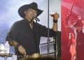 “Tava Bebaçooo!”, Vicente Nery joga violão no chão em show na cidade de Angelim-PE