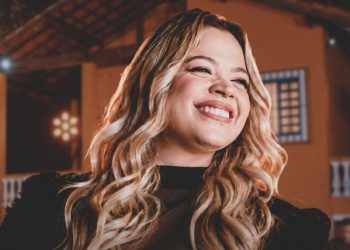 Arielly Dara dá voz ao clássico “Manchete dos Jornais” no primeiro volume de “Aconchego”