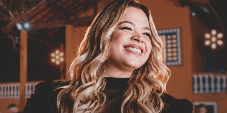 Arielly Dara dá voz ao clássico “Manchete dos Jornais” no primeiro volume de “Aconchego”