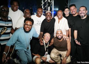 Fundo de Quintal, Thiaguinho, Sorriso Maroto, Mumuzinho e Yan no palco do Samba Brasil