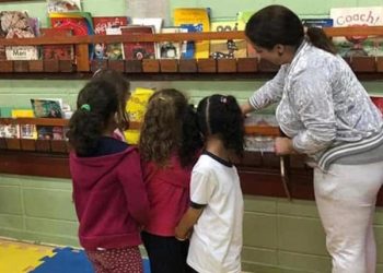 Autonomia começa escolhas: o que crianças aprendem quando adultos deixam espaço para tentar